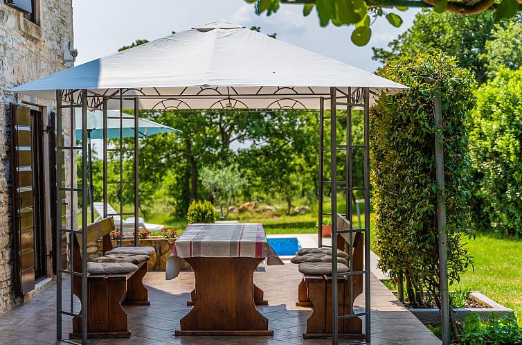 Vakantiehuis Schönes Haus mit großer grüner Umgebung, Poo