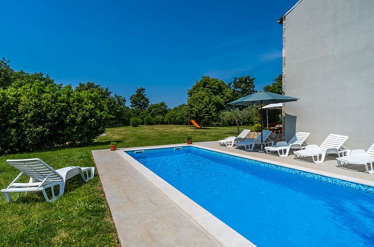 Vakantiehuis Schönes Haus mit großer grüner Umgebung, Poo