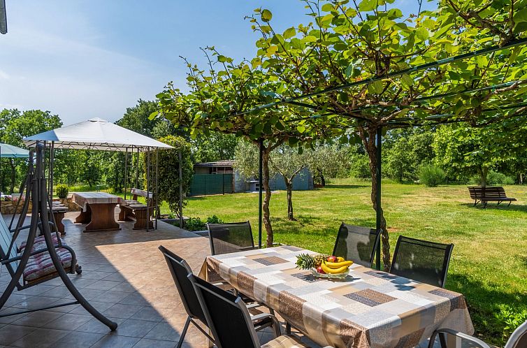 Vakantiehuis Schönes Haus mit großer grüner Umgebung, Poo