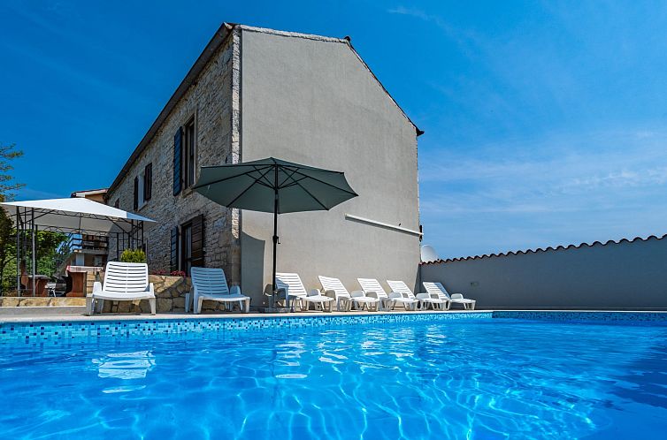 Vakantiehuis Schönes Haus mit großer grüner Umgebung, Poo