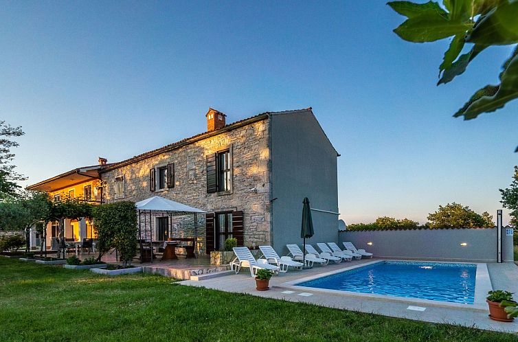 Vakantiehuis Schönes Haus mit großer grüner Umgebung, Poo