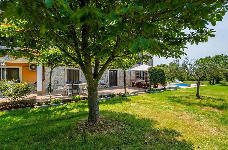 Vakantiehuis Schönes Haus mit großer grüner Umgebung, Poo