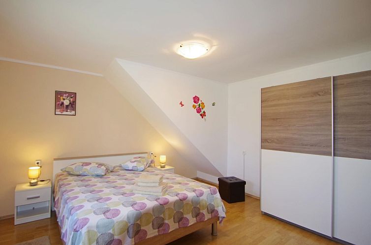 Vakantiehuis Schönes Haus mit großer grüner Umgebung, Poo