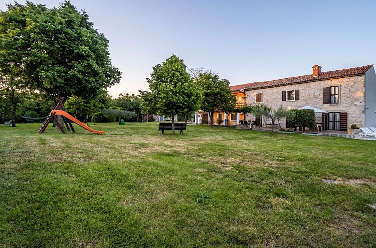 Vakantiehuis Schönes Haus mit großer grüner Umgebung, Poo