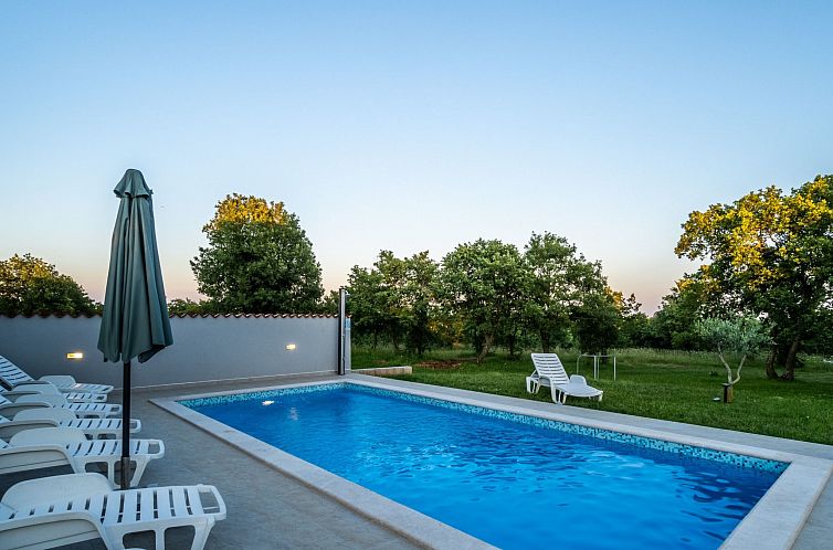 Vakantiehuis Schönes Haus mit großer grüner Umgebung, Poo