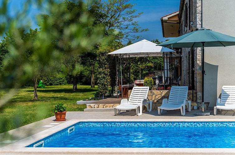Vakantiehuis Schönes Haus mit großer grüner Umgebung, Poo