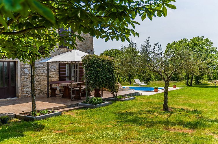 Vakantiehuis Schönes Haus mit großer grüner Umgebung, Poo