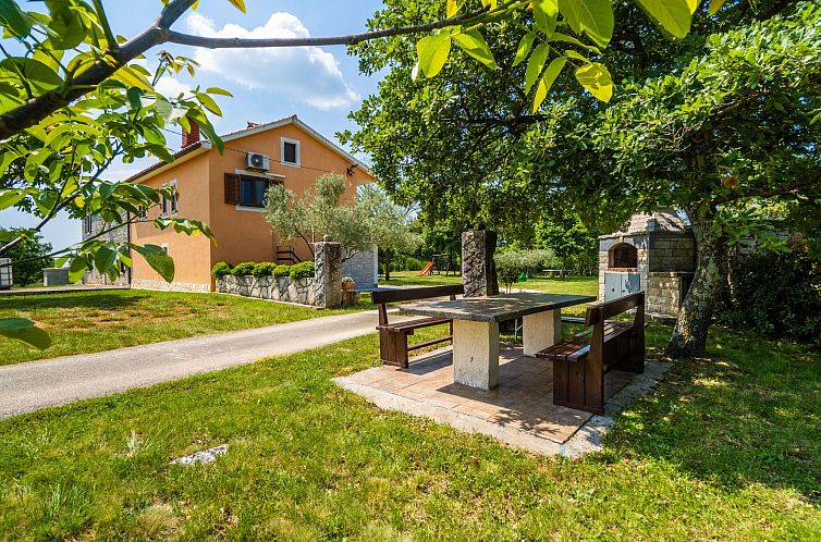 Vakantiehuis Schönes Haus mit großer grüner Umgebung, Poo