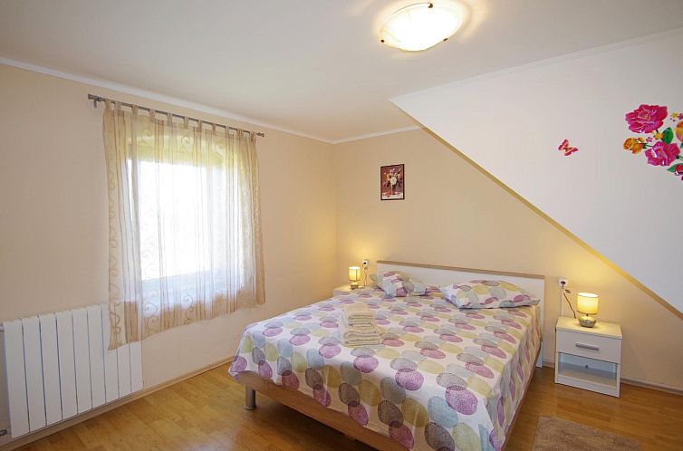 Vakantiehuis Schönes Haus mit großer grüner Umgebung, Poo