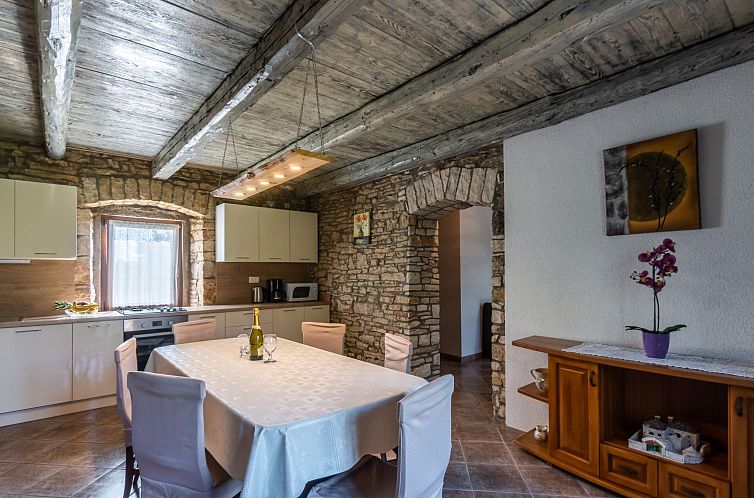 Vakantiehuis Schönes Haus mit großer grüner Umgebung, Poo