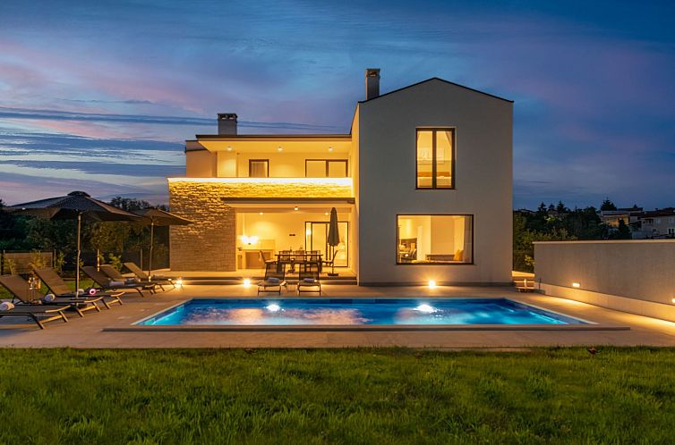 Vakantiehuis Modern 300m² Villa - King Beds and Leisure Zon
