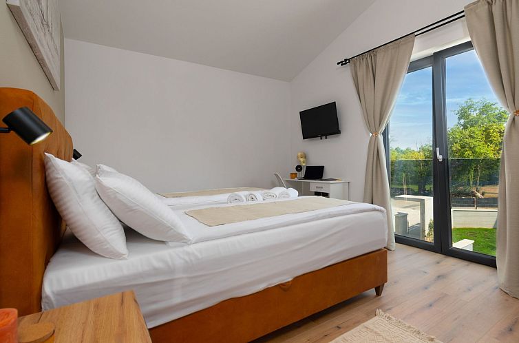 Vakantiehuis Modern 300m² Villa - King Beds and Leisure Zon