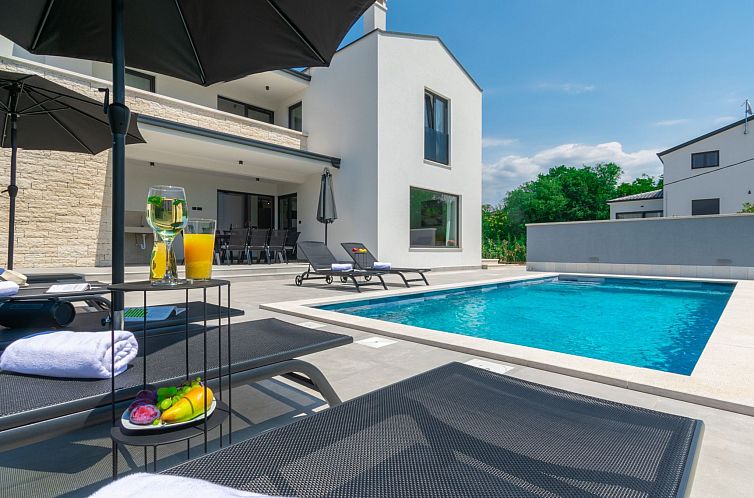 Vakantiehuis Modern 300m² Villa - King Beds and Leisure Zon