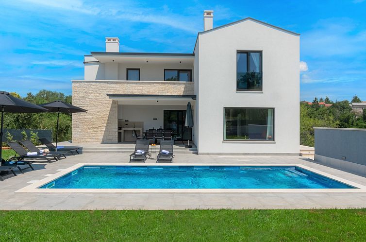Vakantiehuis Modern 300m² Villa - King Beds and Leisure Zon