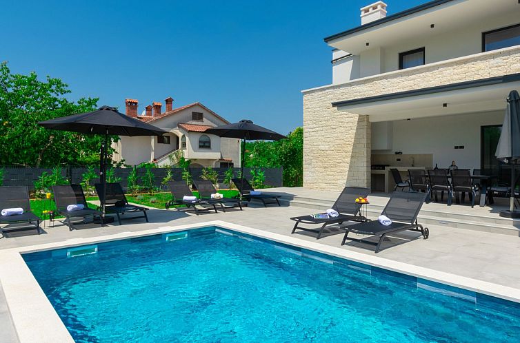 Vakantiehuis Modern 300m² Villa - King Beds and Leisure Zon