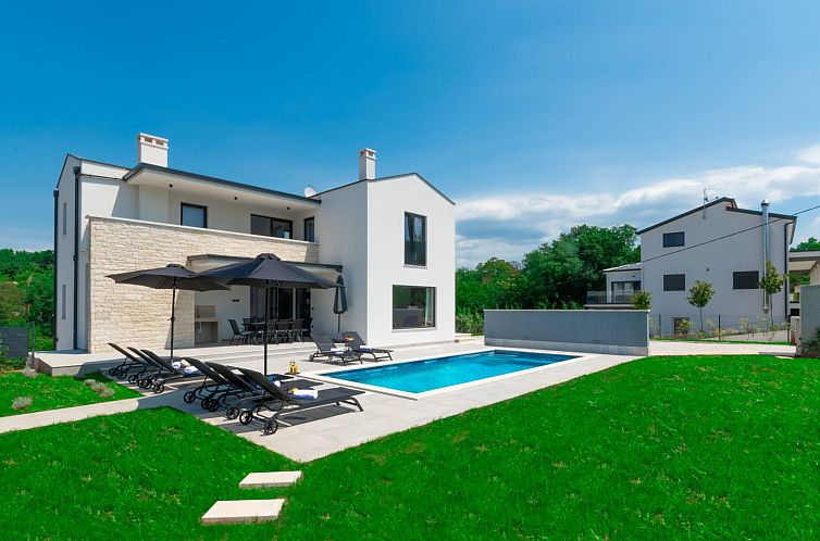 Vakantiehuis Modern 300m² Villa - King Beds and Leisure Zon