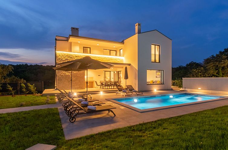 Vakantiehuis Modern 300m² Villa - King Beds and Leisure Zon