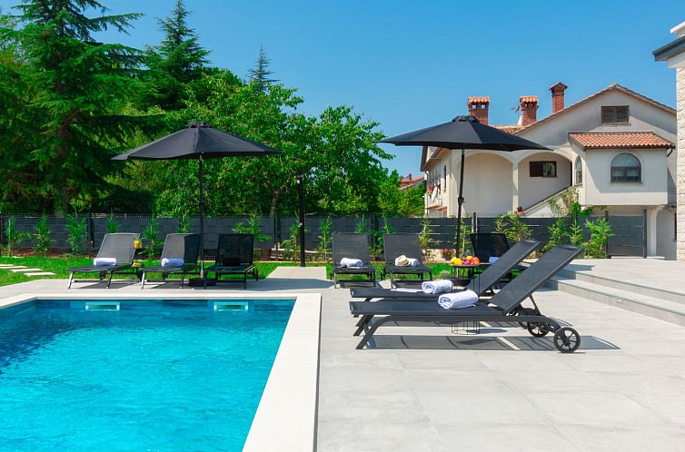 Vakantiehuis Modern 300m² Villa - King Beds and Leisure Zon