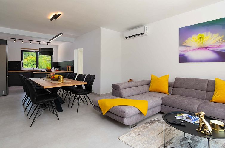 Vakantiehuis Modern 300m² Villa - King Beds and Leisure Zon