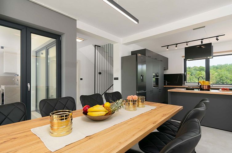 Vakantiehuis Modern 300m² Villa - King Beds and Leisure Zon
