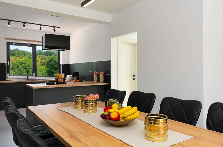 Vakantiehuis Modern 300m² Villa - King Beds and Leisure Zon