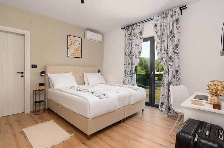 Vakantiehuis Modern 300m² Villa - King Beds and Leisure Zon