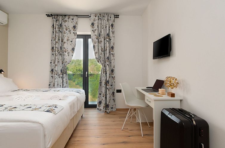 Vakantiehuis Modern 300m² Villa - King Beds and Leisure Zon