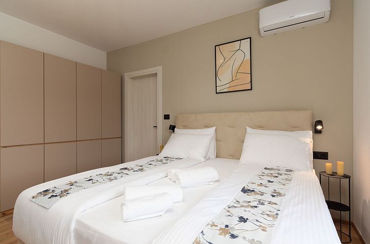 Vakantiehuis Modern 300m² Villa - King Beds and Leisure Zon