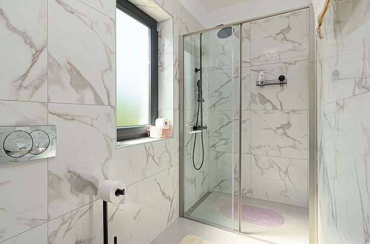 Vakantiehuis Modern 300m² Villa - King Beds and Leisure Zon
