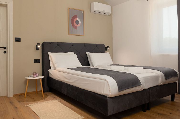 Vakantiehuis Modern 300m² Villa - King Beds and Leisure Zon