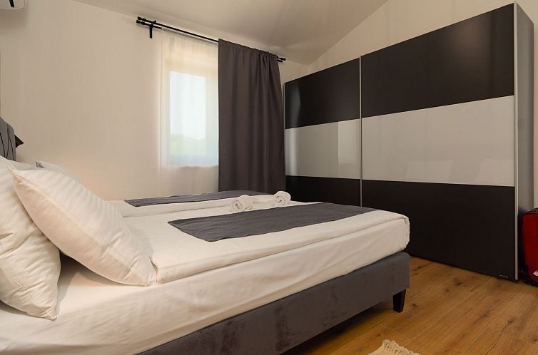 Vakantiehuis Modern 300m² Villa - King Beds and Leisure Zon