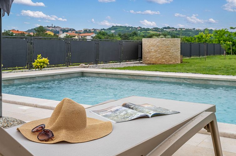 Vakantiehuis Villa Violette mit Pool nahe Stadtzentrum