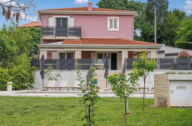 Vakantiehuis Villa Violette mit Pool nahe Stadtzentrum