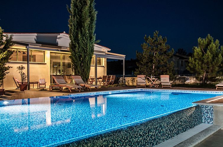 Vakantiehuis Ferienvilla 'Breg' mit Whirlpool