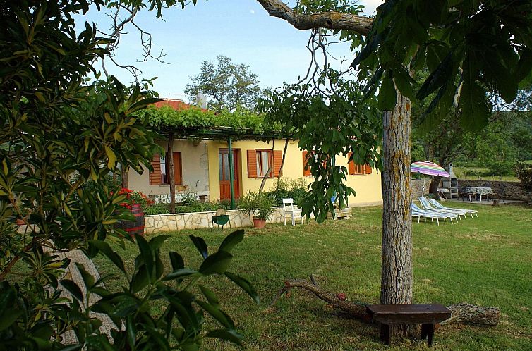 Vakantiehuis Charmantes Ferienhaus in Bartići mit Terrasse