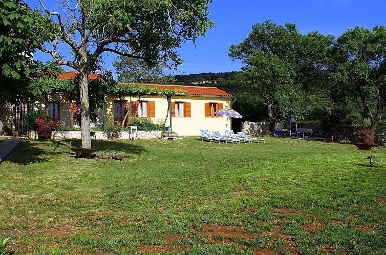 Vakantiehuis Charmantes Ferienhaus in Bartići mit Terrasse