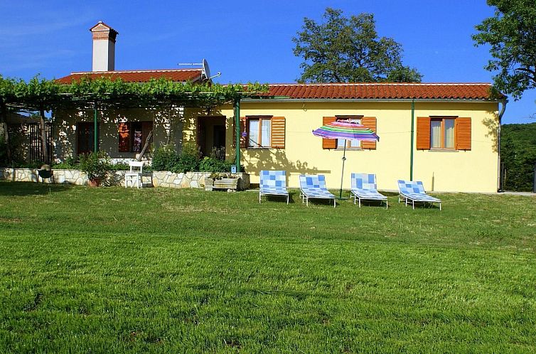 Vakantiehuis Charmantes Ferienhaus in Bartići mit Terrasse