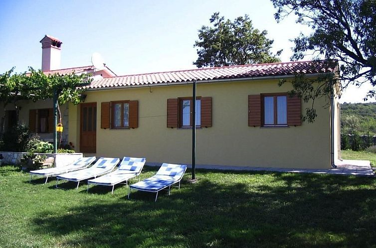 Vakantiehuis Charmantes Ferienhaus in Bartići mit Terrasse