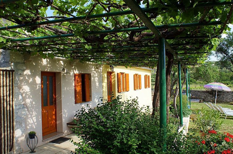 Vakantiehuis Charmantes Ferienhaus in Bartići mit Terrasse