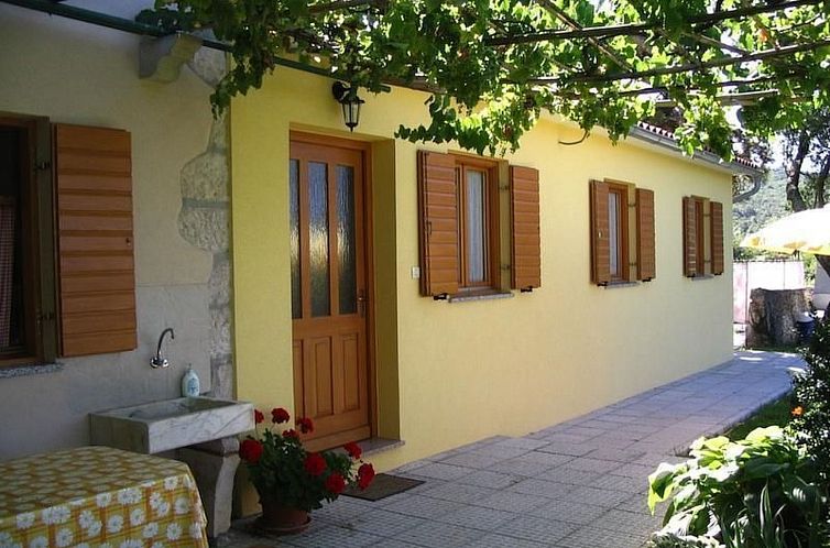 Vakantiehuis Charmantes Ferienhaus in Bartići mit Terrasse