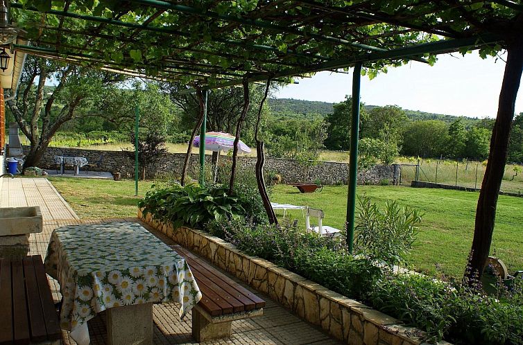 Vakantiehuis Charmantes Ferienhaus in Bartići mit Terrasse