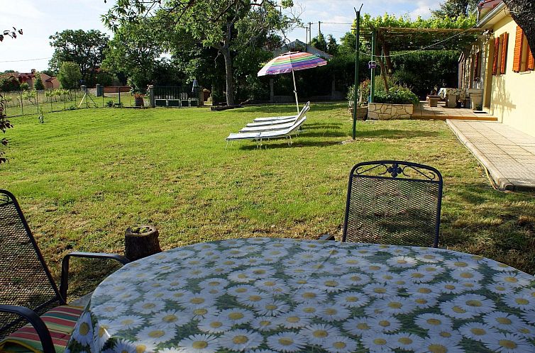 Vakantiehuis Charmantes Ferienhaus in Bartići mit Terrasse