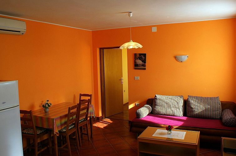 Vakantiehuis Charmantes Ferienhaus in Bartići mit Terrasse