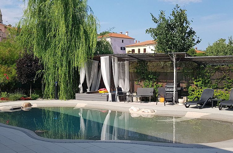 Vakantiehuis Schöne Villa mit Garten und Biodesign-Pool