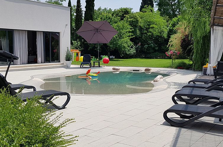 Vakantiehuis Schöne Villa mit Garten und Biodesign-Pool