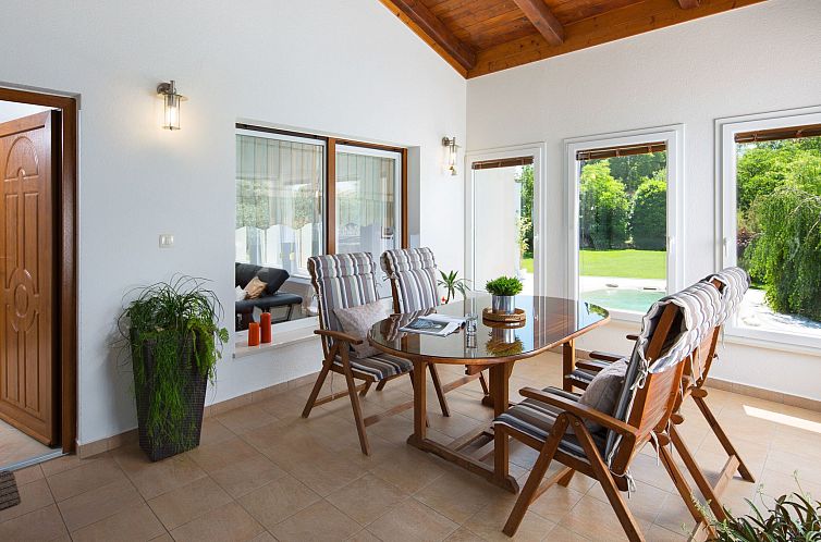 Vakantiehuis Schöne Villa mit Garten und Biodesign-Pool