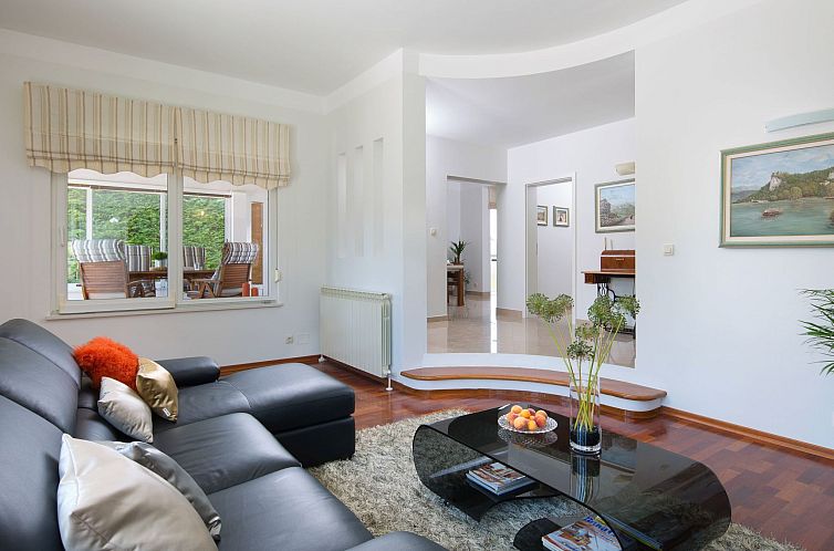 Vakantiehuis Schöne Villa mit Garten und Biodesign-Pool