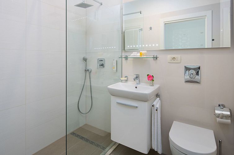 Vakantiehuis Schöne Villa mit Garten und Biodesign-Pool