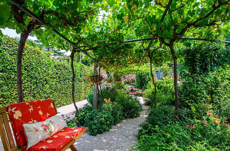 Vakantiehuis Schöne Villa mit Garten und Biodesign-Pool