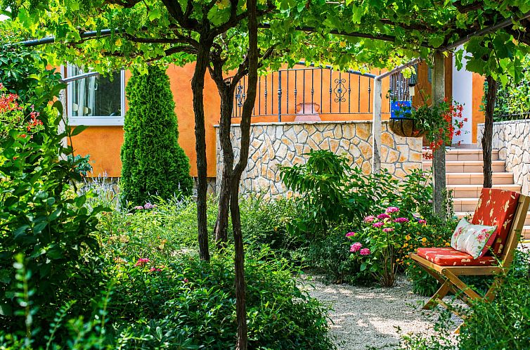 Vakantiehuis Schöne Villa mit Garten und Biodesign-Pool